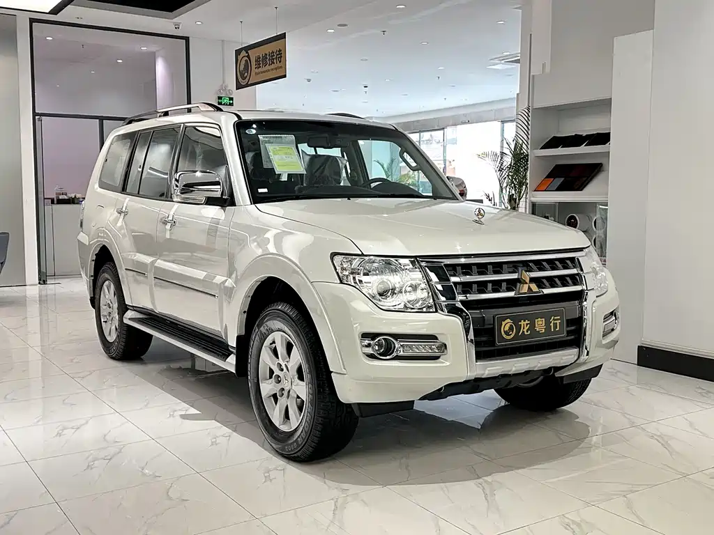 Mitsubishi Pajero — фото 1