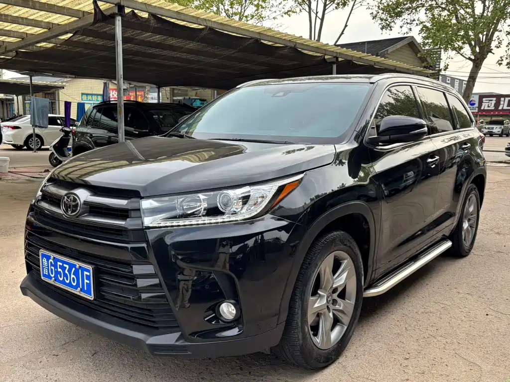 Toyota Highlander 2022 — фото 1