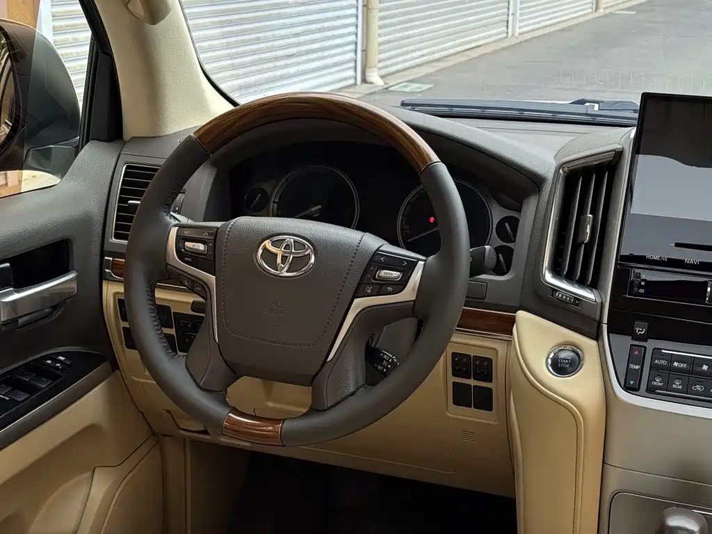 Toyota Land Cruiser 2017 — фото 9