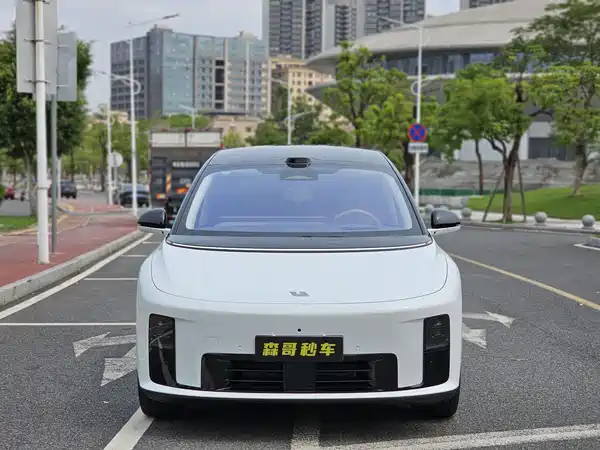 Li Auto i8 2025