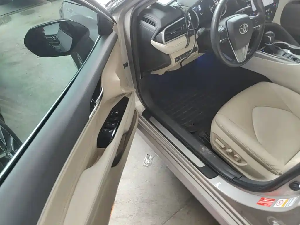Toyota Camry 2018 — фото 16