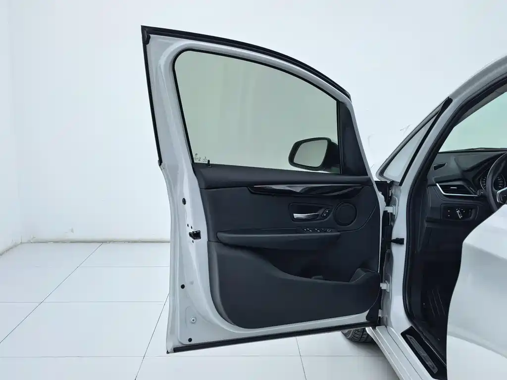 BMW 2 Series Active Tourer 2017 — фото 18