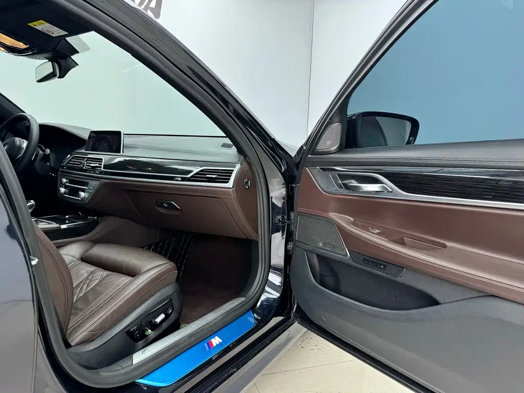 BMW 7 Series 2019 — фото 14