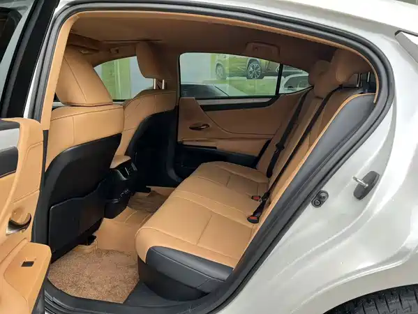 Lexus ES 2025