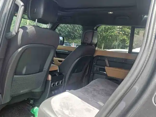 Land Rover Defender 2023