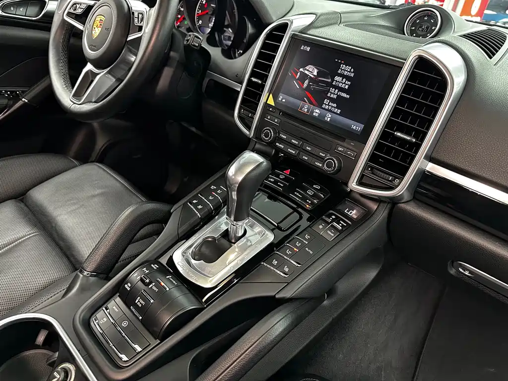 Porsche Cayenne 2017 — фото 16
