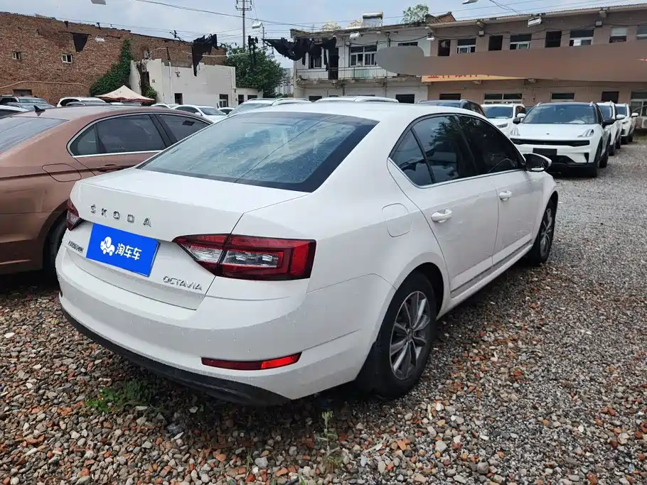 Skoda Octavia 2021 — фото 3
