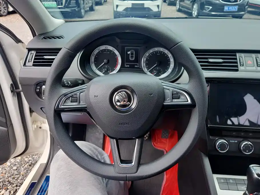 Skoda Octavia 2021 — фото 15