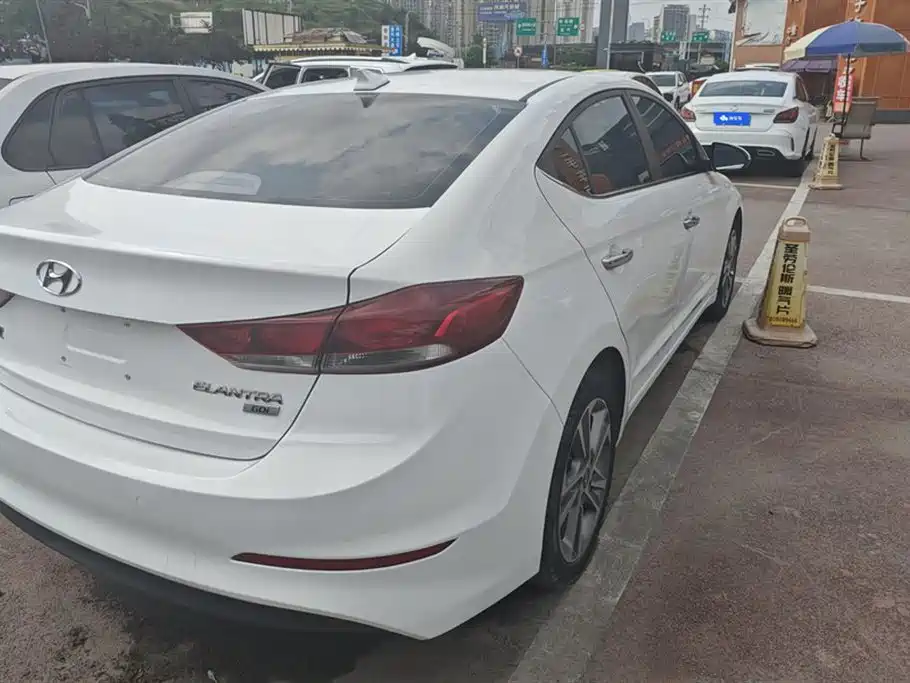 Hyundai Elantra 2018 — фото 3