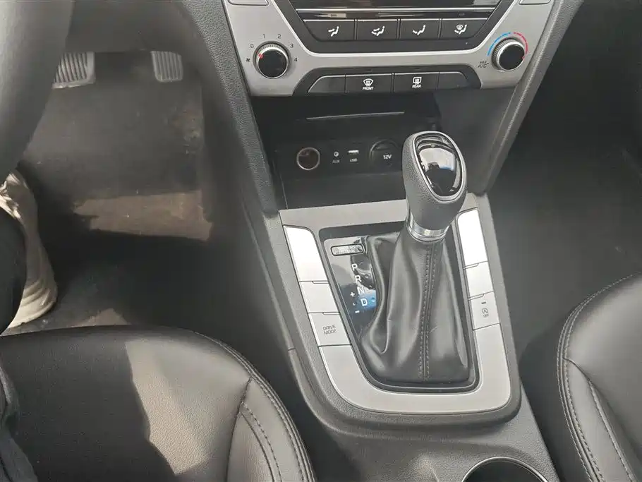 Hyundai Elantra 2018 — фото 16