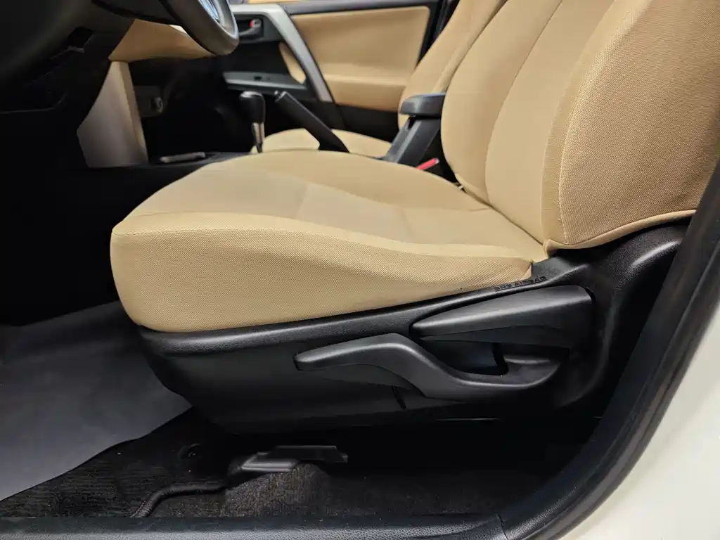 Toyota RAV4 2017 — фото 10