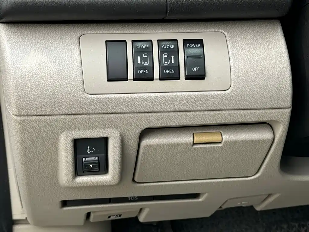 Mazda 8 2011 — фото 16