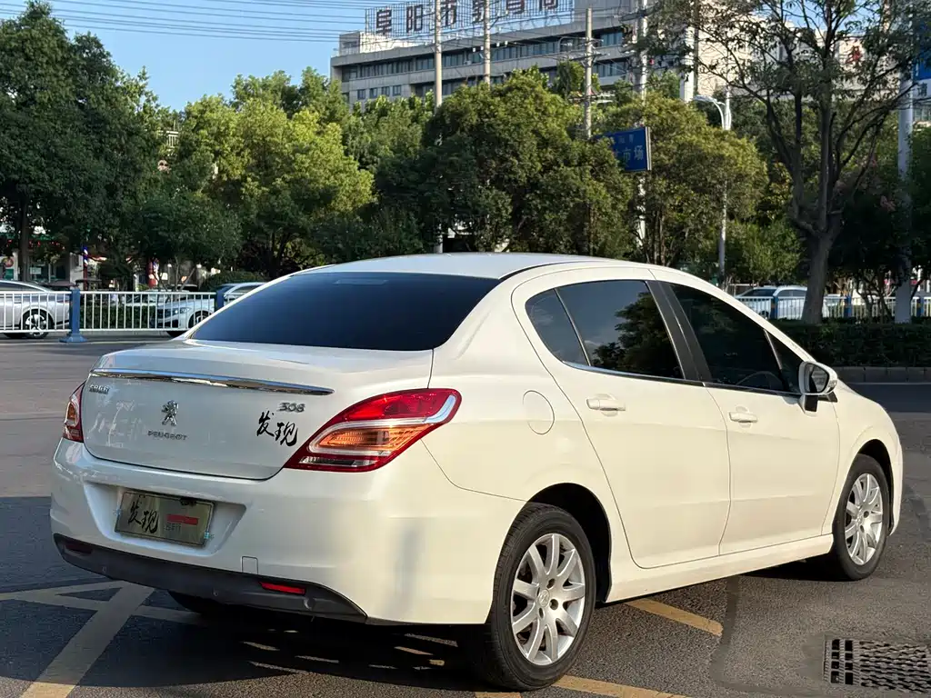 Peugeot 308 2015 — фото 10