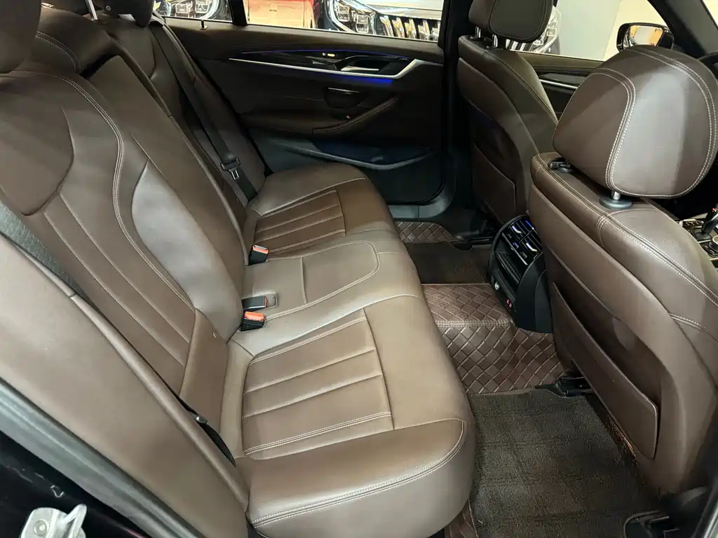 BMW 5 Series 2018 — фото 9
