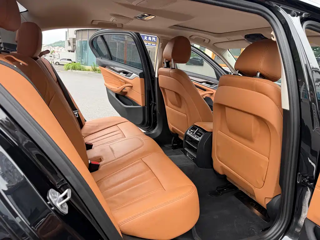 BMW 5 Series 2017 — фото 14