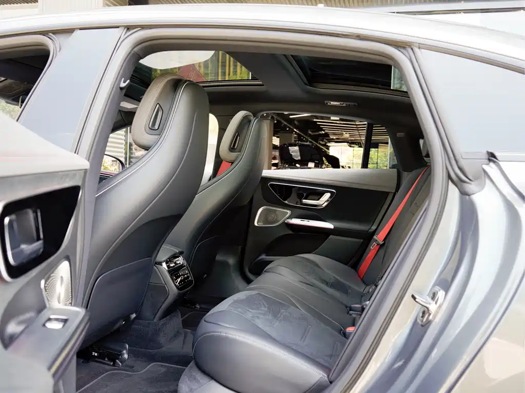 Mercedes-Benz EQE AMG 2024 — фото 15