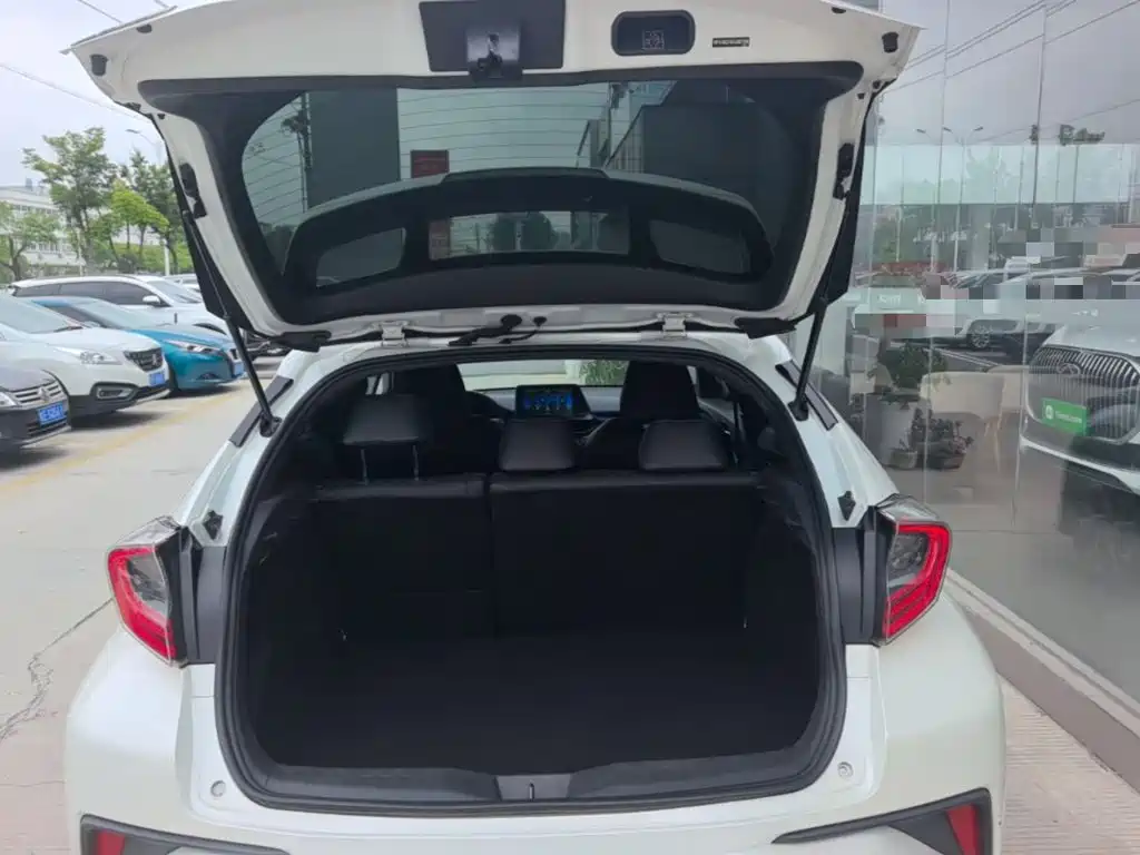 Toyota C-HR 2018 — фото 19