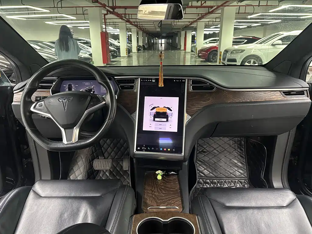 Tesla Model X 2018 — фото 10