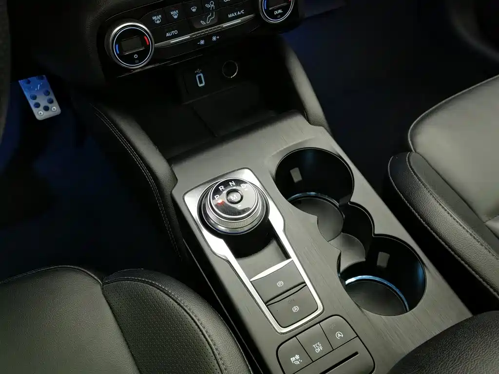Ford Focus 2019 — фото 13