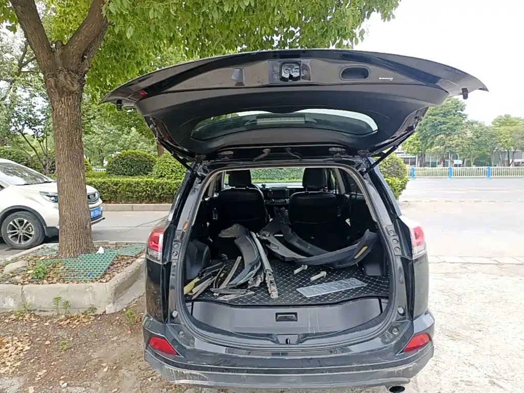 Toyota RAV4 2018 — фото 19