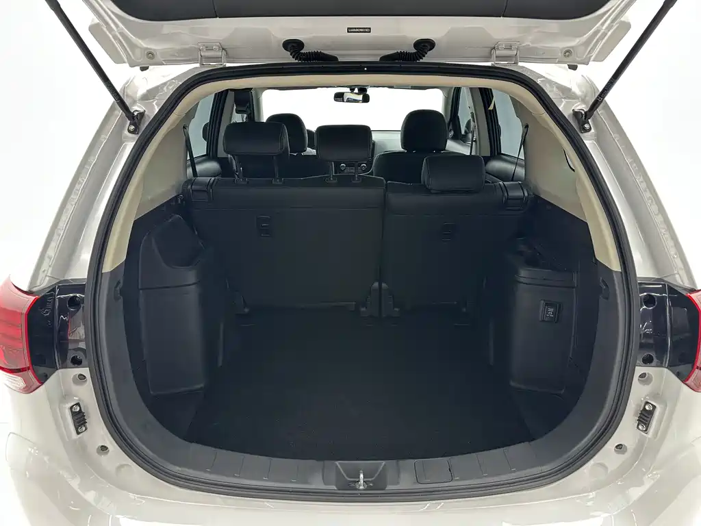 Mitsubishi Outlander 2023 — фото 17