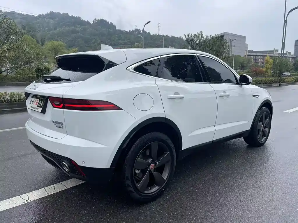 Jaguar E-PACE 2020 — фото 12