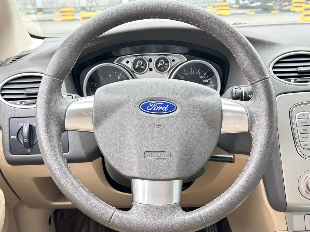 Ford Focus 2014 — фото 13