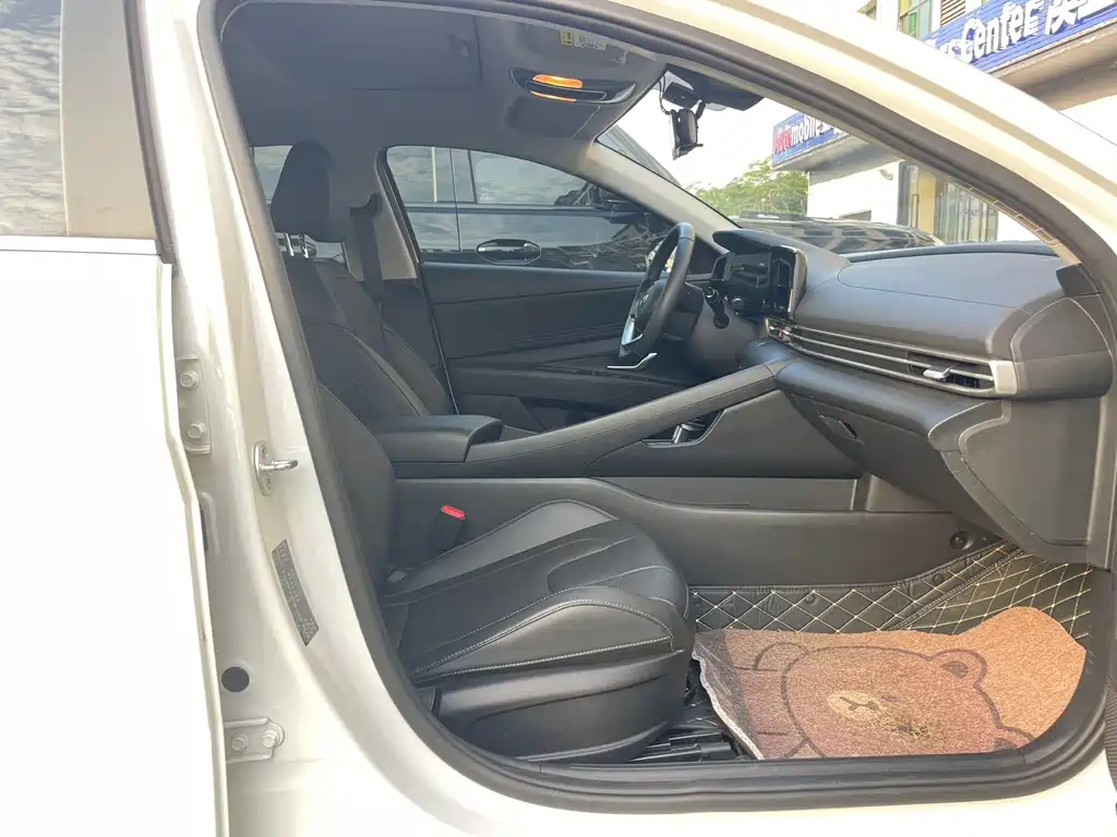 Hyundai Elantra 2023 — фото 12