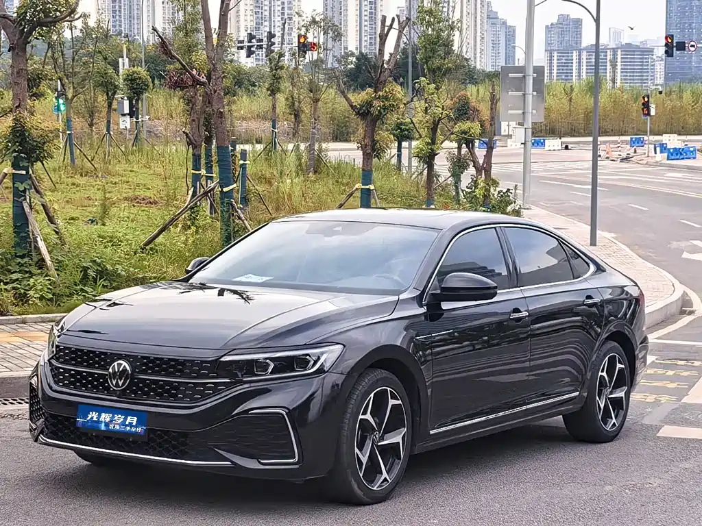 Volkswagen Passat 2023 — фото 1