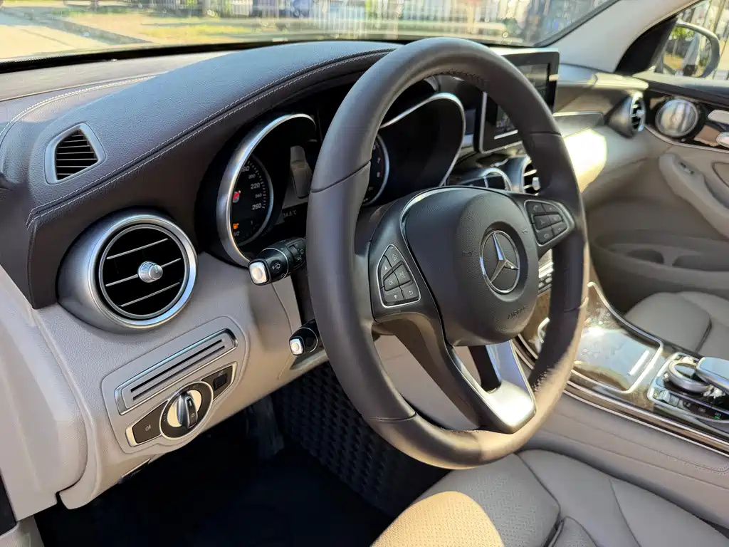 Mercedes-Benz GLC 2018 — фото 12