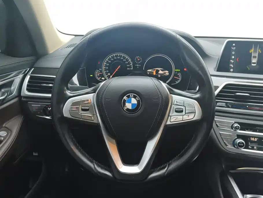 BMW 7 Series 2017 — фото 15