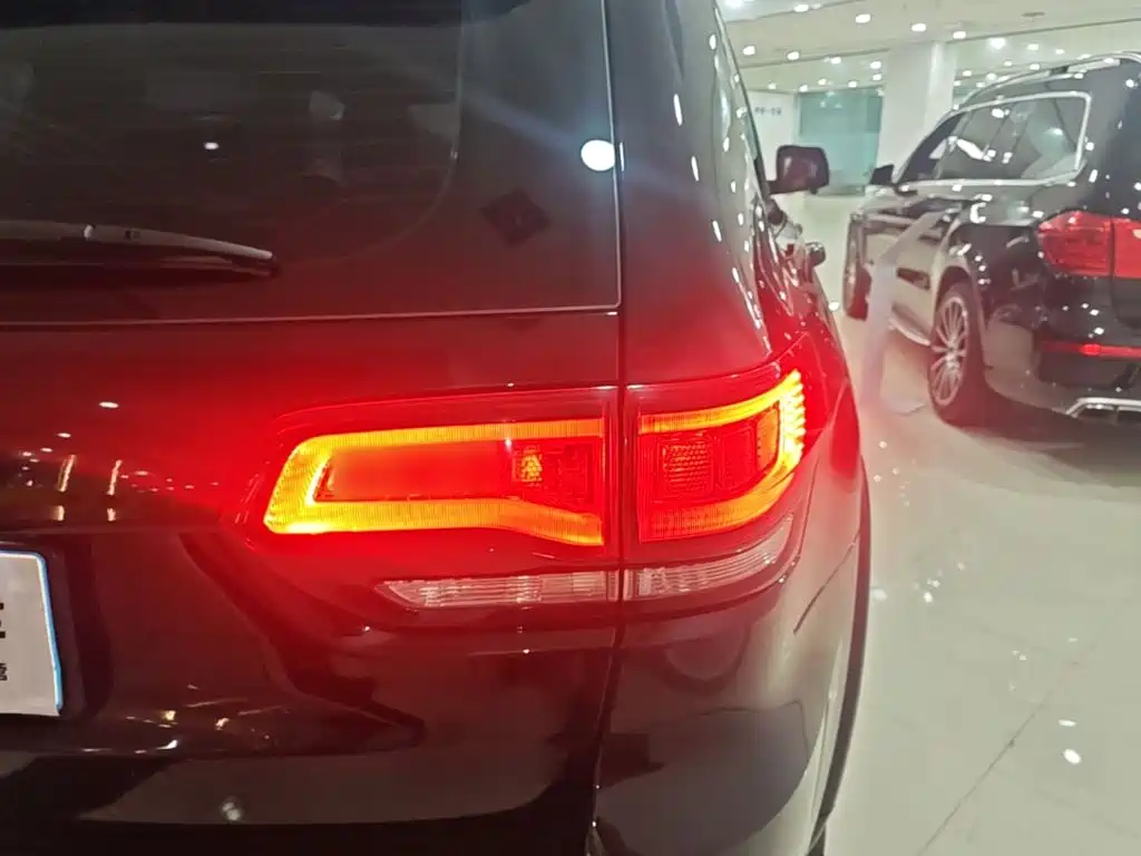 Jeep Grand Cherokee 2021 — фото 8