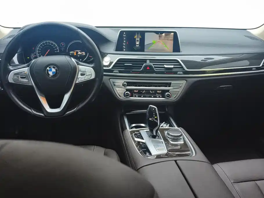 BMW 7 Series 2017 — фото 12