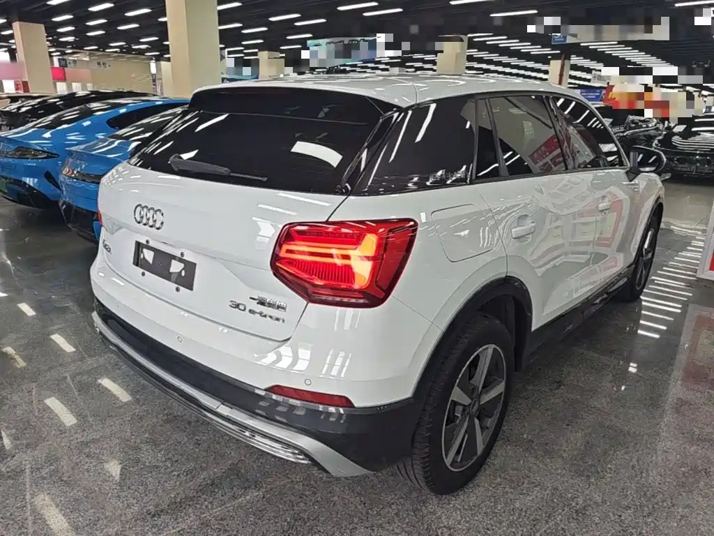 Audi Q2L e-tron 2020 — фото 7