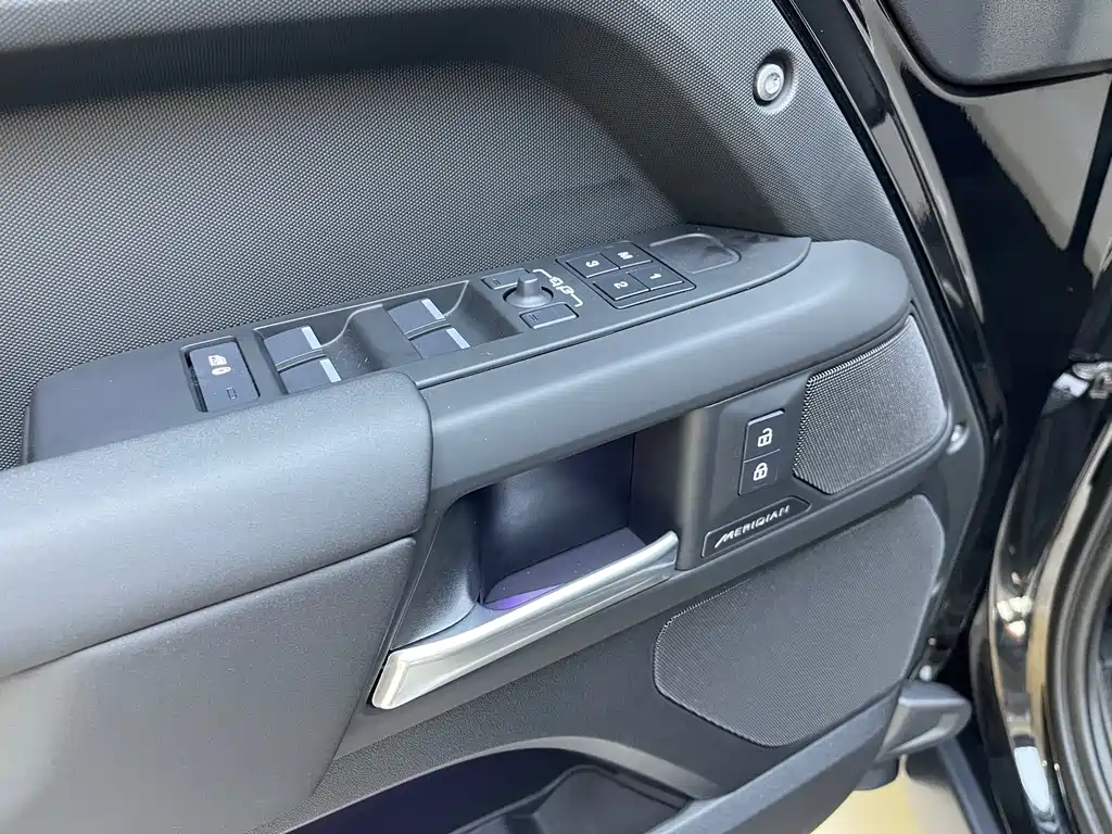 Land Rover Defender 2025 — фото 16