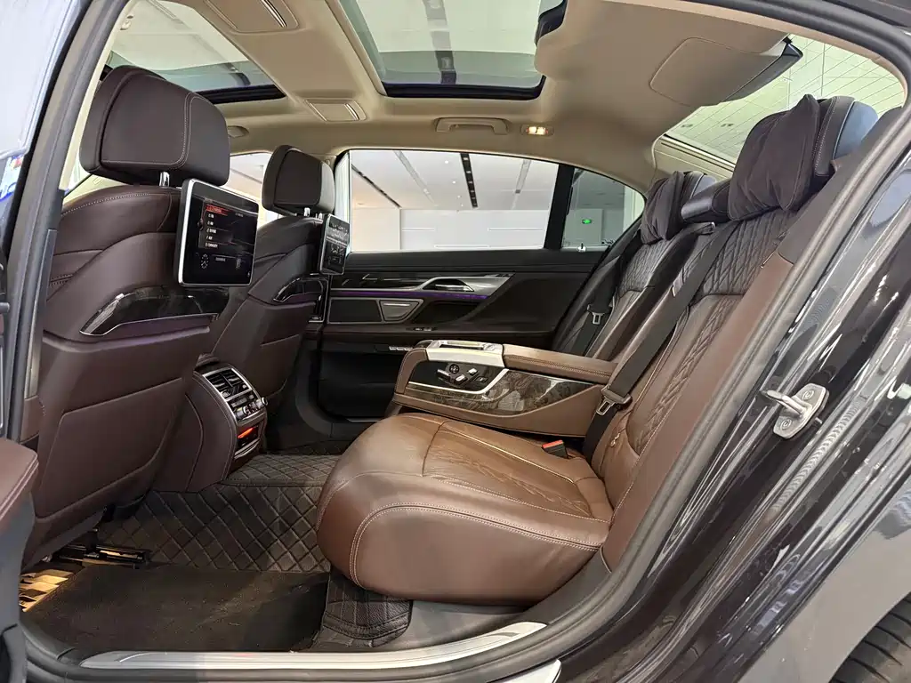 BMW 7 Series 2016 — фото 12