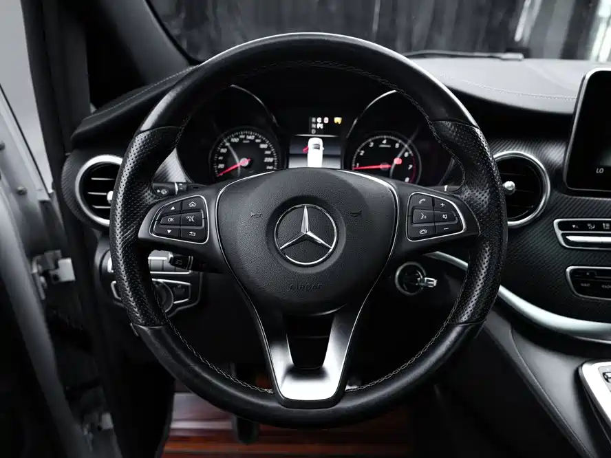 Mercedes-Benz V-Class 2019 — фото 17