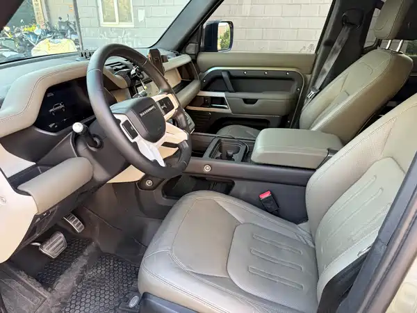 Land Rover Defender 2021