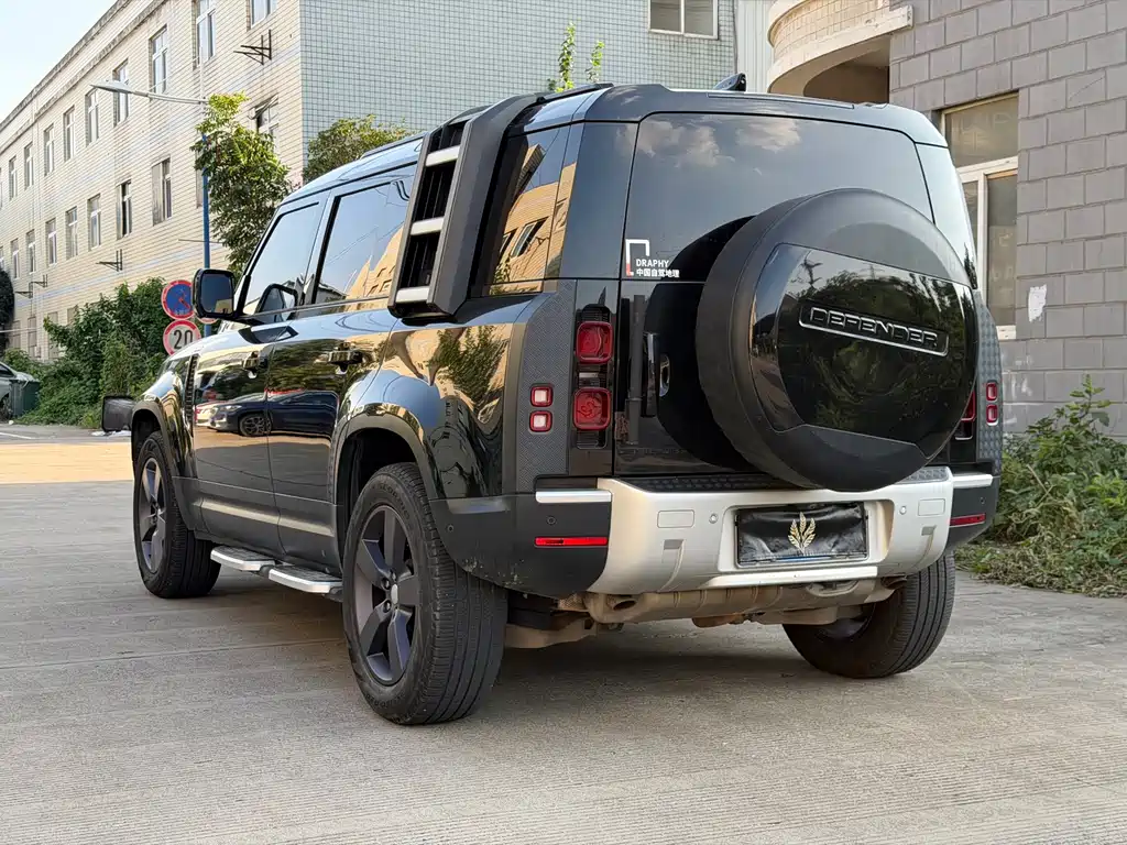Land Rover Defender 2021 — фото 17