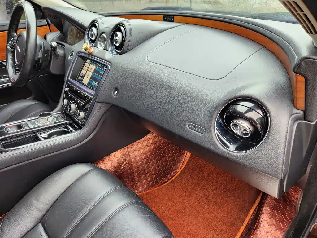 Jaguar XJ 2015 — фото 12