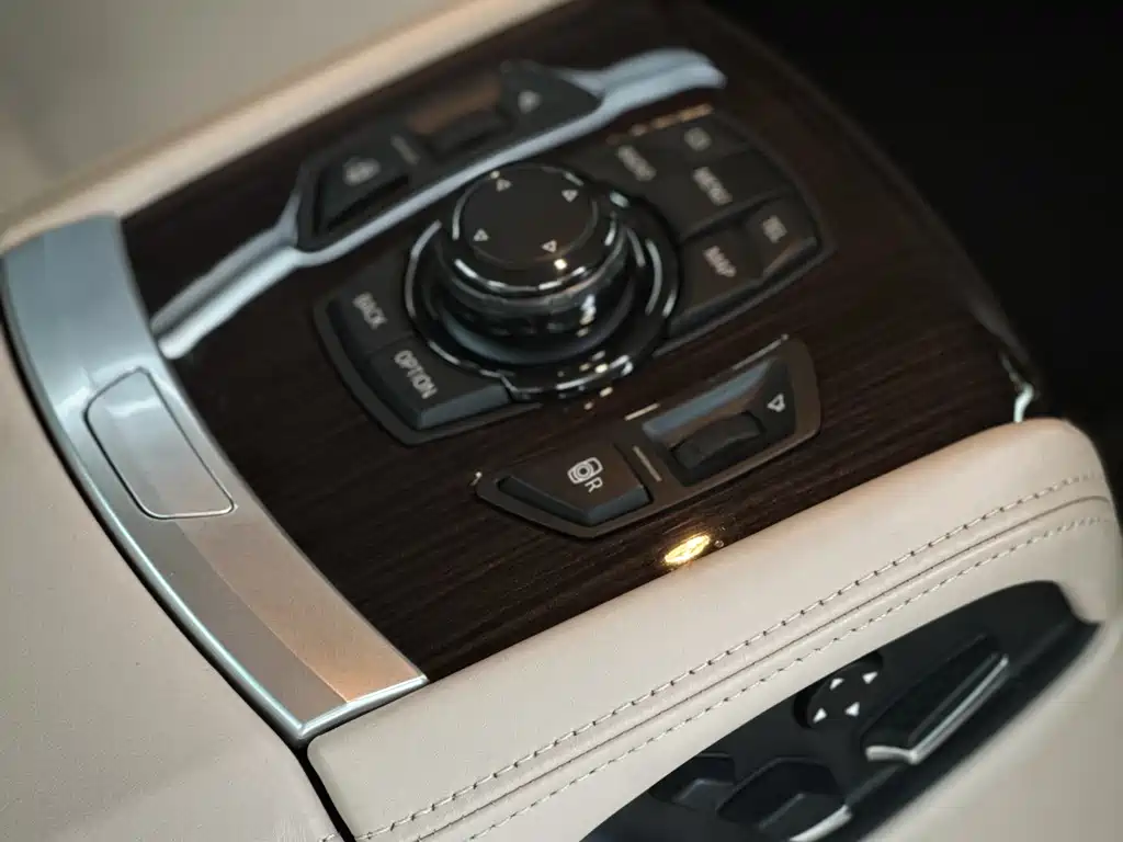 BMW 7 Series 2011 — фото 11