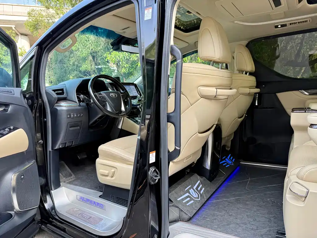 Toyota Alphard 2021 — фото 11