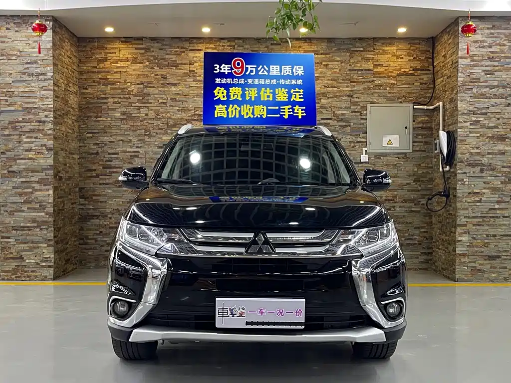 Mitsubishi Outlander 2017 — фото 2