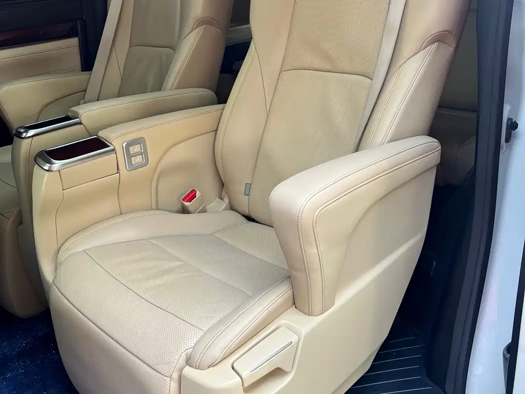 Toyota Alphard 2017 — фото 11