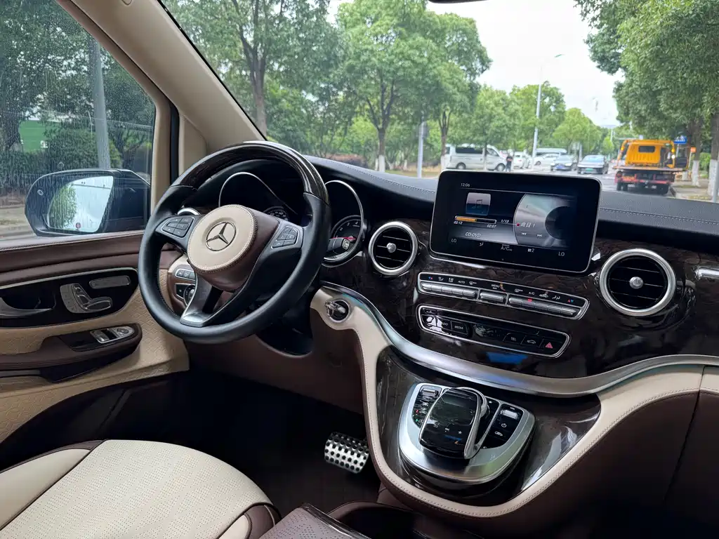 Mercedes-Benz V-Class 2019 — фото 12