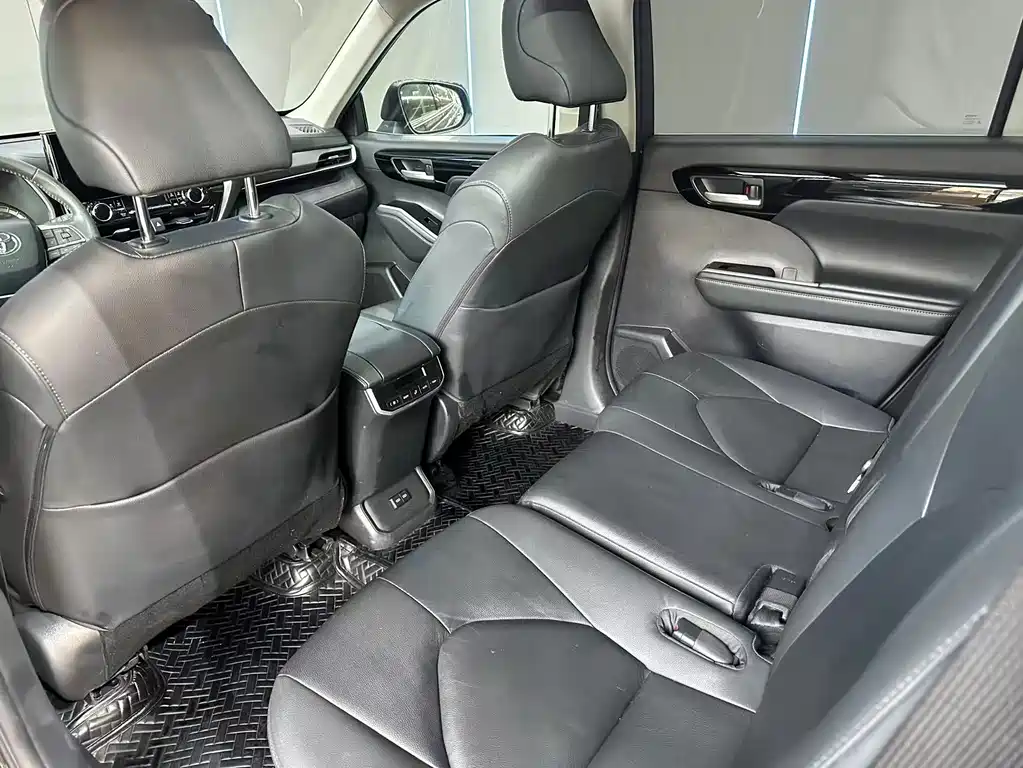 Toyota Highlander 2023 — фото 11