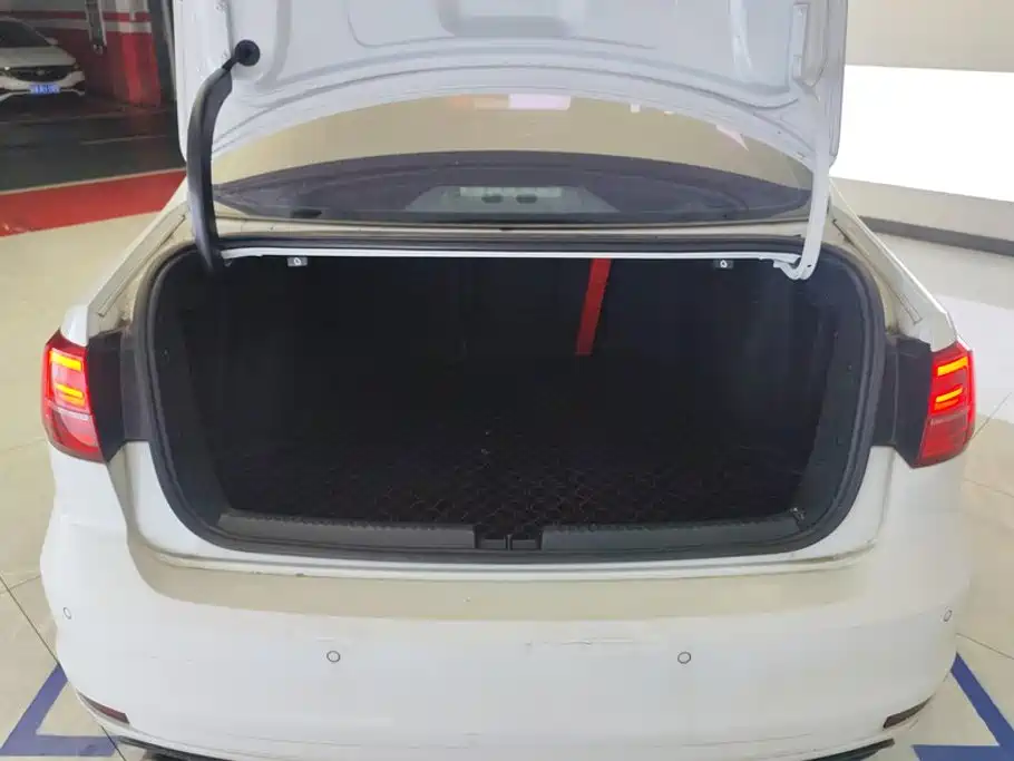 Volkswagen Sagitar 2018