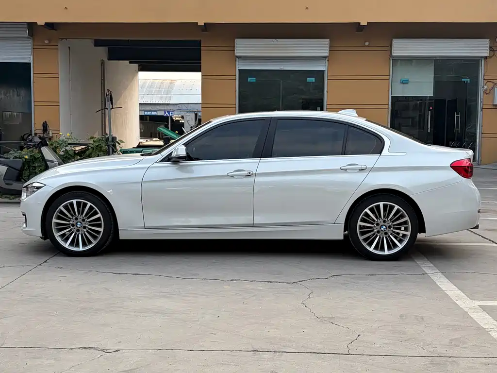 BMW 3 Series 2018 — фото 16