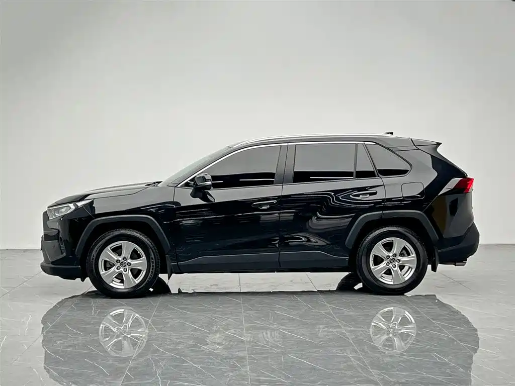 Toyota RAV4 2021 — фото 3