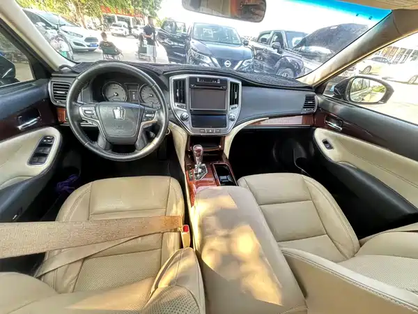 Toyota Crown 2017